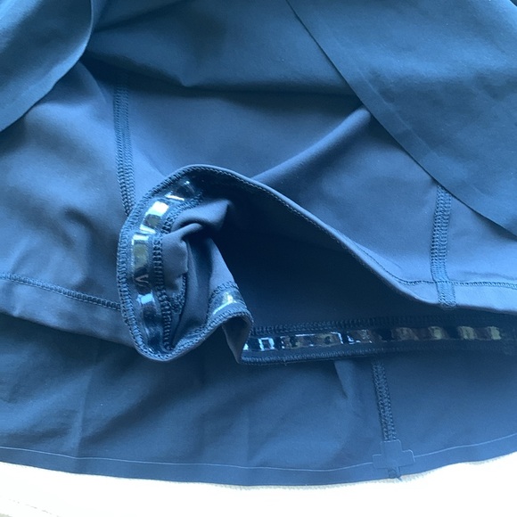 Athleta Run With It 14” Skort like new condition - Picture 6 of 10